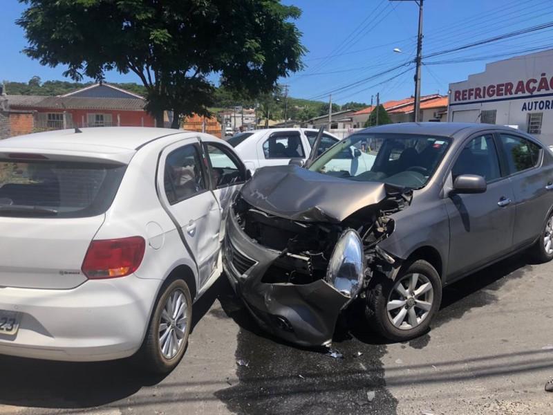 Colisão entre dois carros deixa três pessoas feridas em Araranguá 