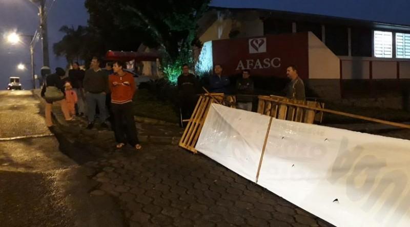 Em protesto, moradores fecham rua no bairro Nossa Senhora da Salete