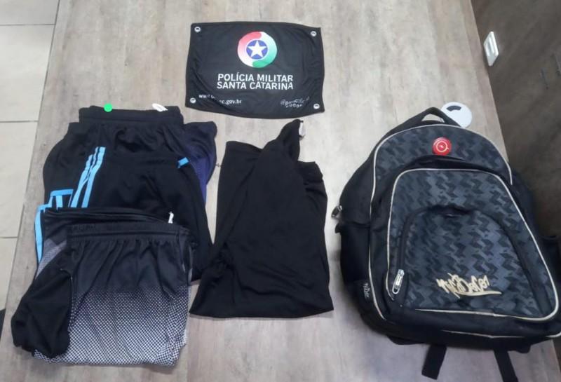 Ladrão é preso após abandonar roupas furtadas e fugir apenas de cueca em Criciúma