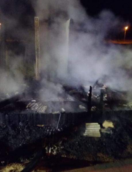Residência de madeira é destruída por incêndio em Braço do Norte