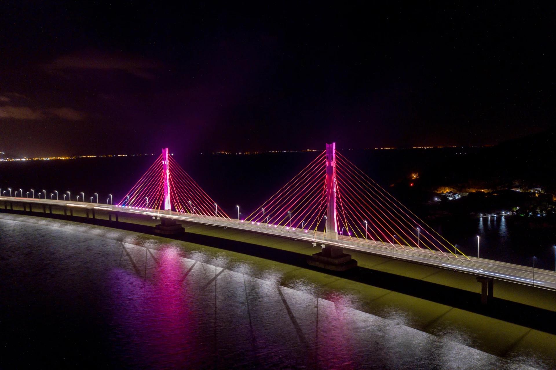 Ponte Anita Garibaldi destaca movimento Outubro Rosa em sua iluminação