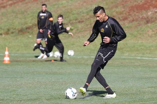 Criciúma negocia renovação de contrato com Escudero