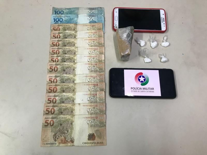 Jovem tenta esconder drogas dentro da calça e acaba preso pela PM em Criciúma 