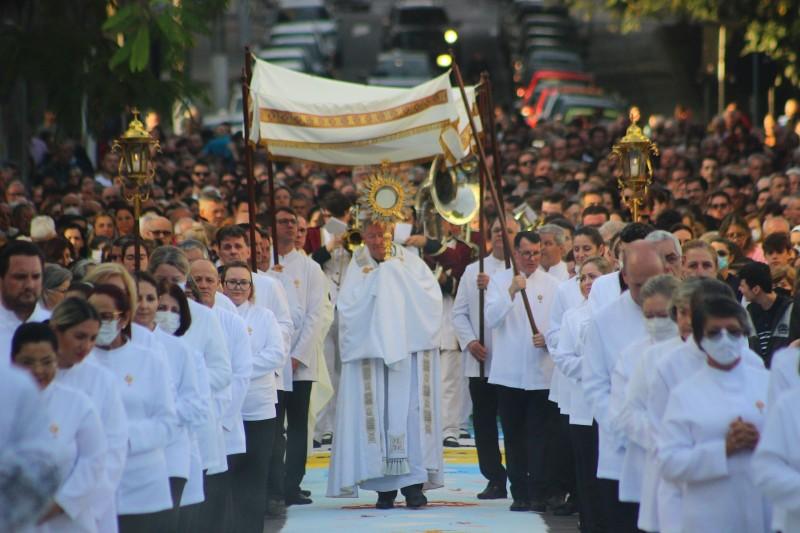 Criciumenses se reúnem na Praça do Congresso para celebrar Corpus Christi 