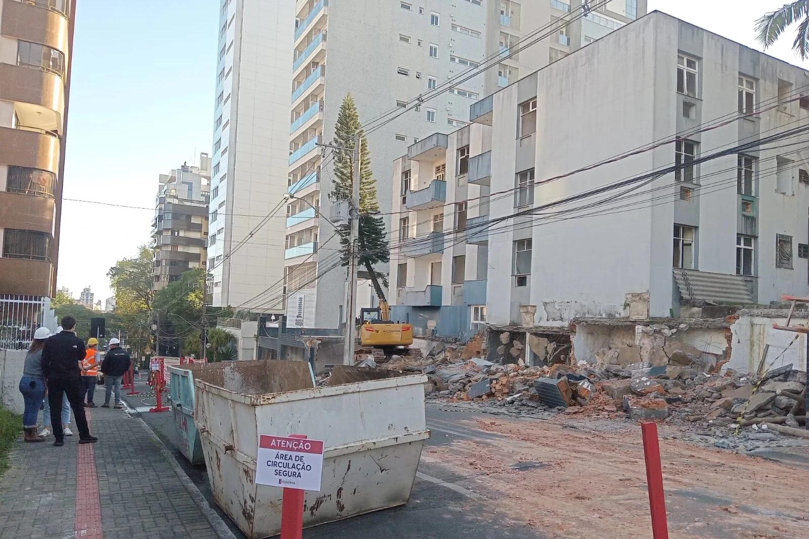 Fotos: edifício com mais de 50 anos começa a ser demolido em Criciúma