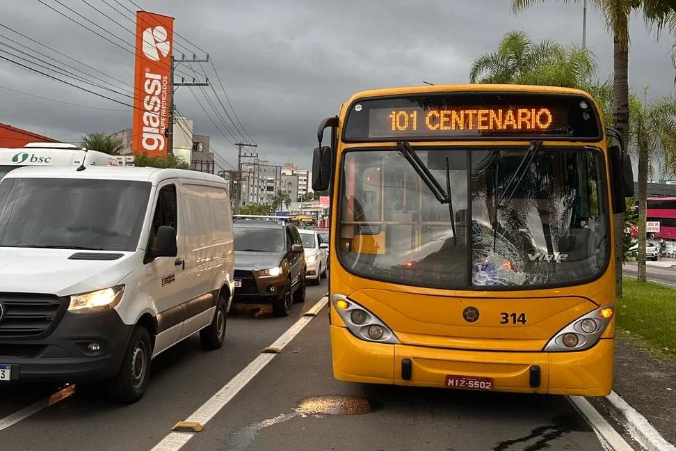 Pedestre é atropelado por ônibus amarelinho no Centro de Criciúma