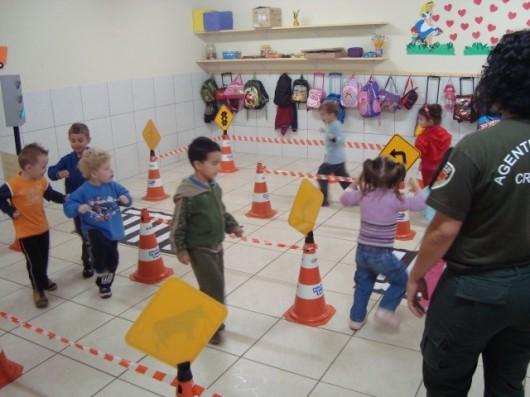 Crianças recebem aulas de educação no trânsito em Criciúma