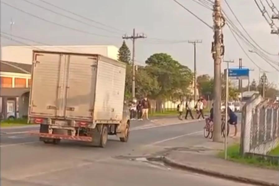 Vídeo: moradores cobram faixa de pedestres para evitar atropelamentos em rodovia de Criciúma