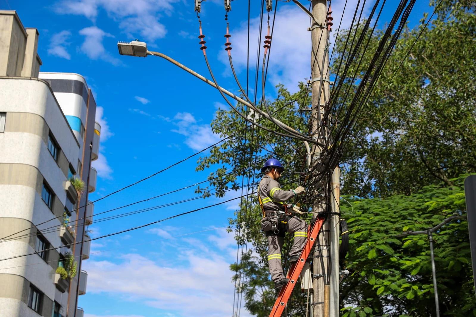Operação Limpa Fios recolhe 600 quilos de cabos obsoletos em Criciúma