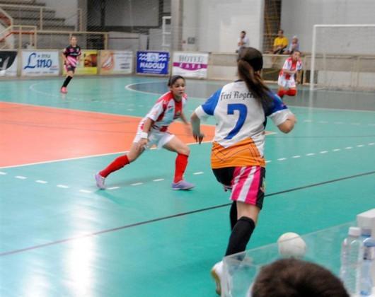 Futsal feminino e masculino vencem e ficam com um pé na próxima fase