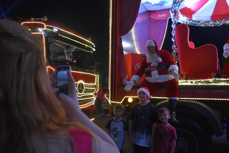 Caravana iluminada de Natal da Coca-Cola traz emoção para Criciúma