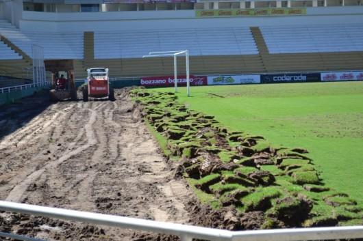 Processo de drenagem do gramado será a primeira obra concluída no Heriberto Hülse