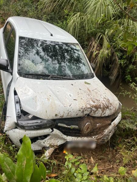 Motorista perde a consciência, sai da pista e colide carro em barranco