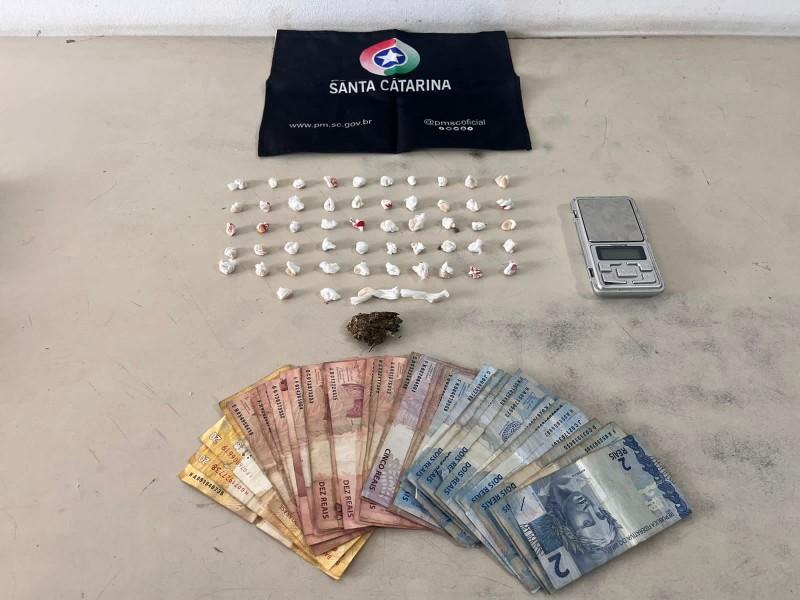 Araranguá: adolescente é flagrada com 52 pedras de crack 