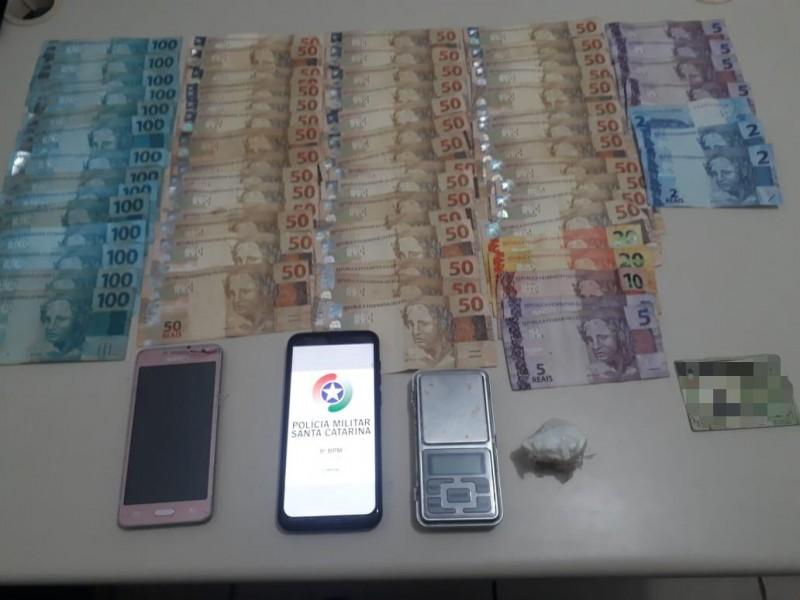 Foragido do sistema prisional é preso com drogas, balança de precisão e mais de R$ 3 mil em Criciúma