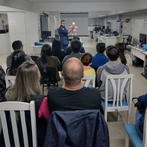 CBMSC realiza instruções e palestras de primeiros socorros em escolas da Região Sul