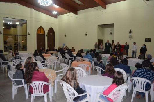 Grupo Folclórico de Nova Veneza é recebido pela administração municipal