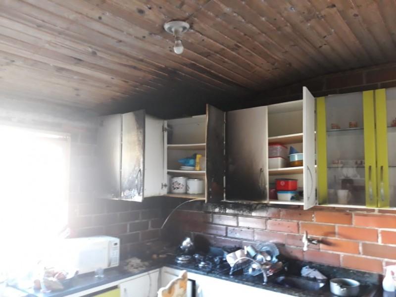 Moradores combatem incêndio em residência na cidade de Sombrio 