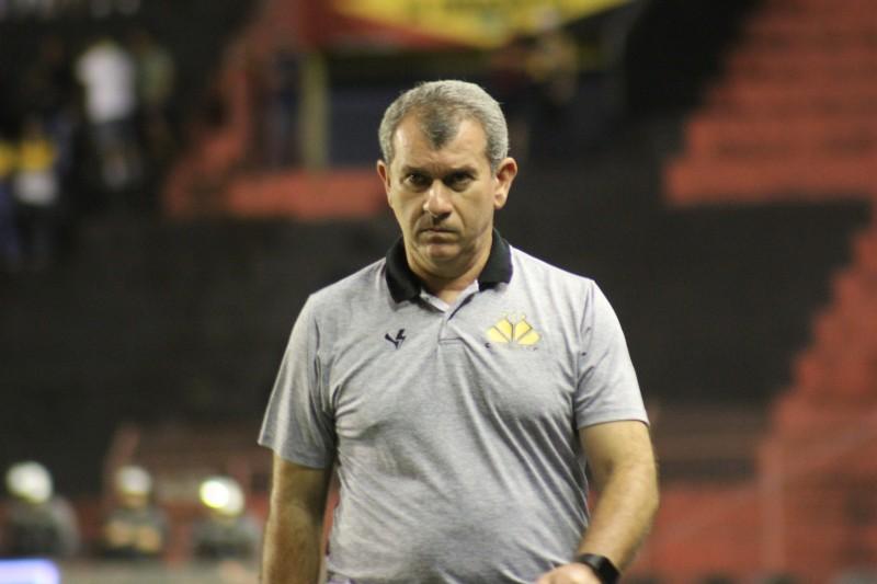Tencati reconhece falhas defensivas diante do Sport, mas vê partida equilibrada do Criciúma