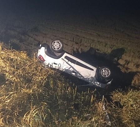 Motorista colide contra poste e capota carro na SC-447 em Meleiro