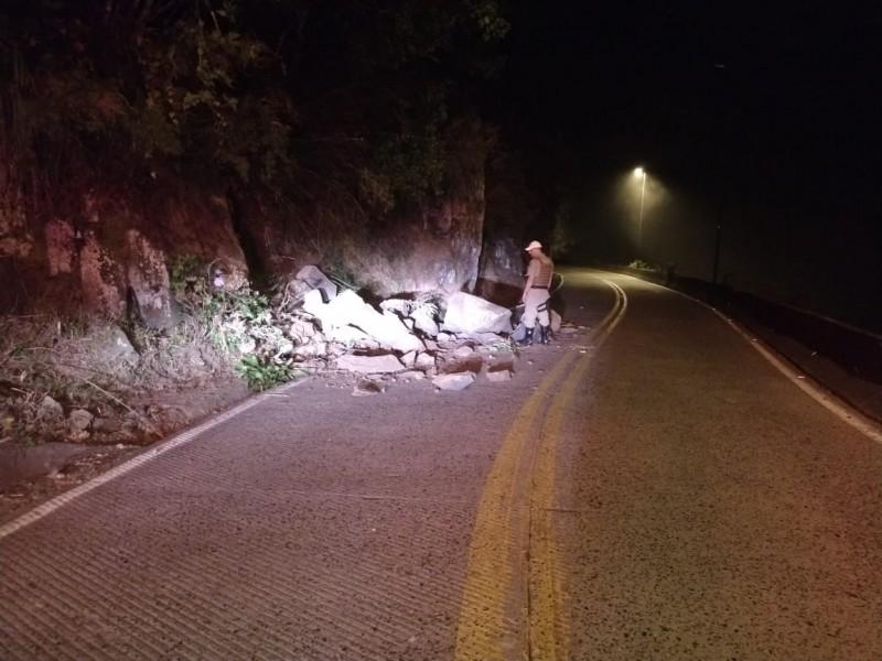 Queda de barreira deixa trânsito em meia pista na Serra do Rio do Rastro