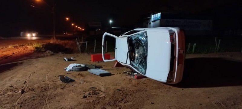 Veículo capota e fica laterizado na SC-435 em Armazém