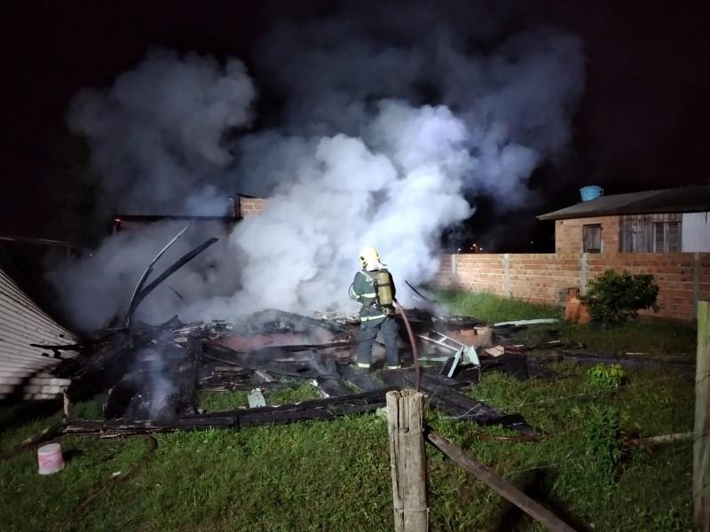 Casa de madeira fica completamente destruída em incêndio