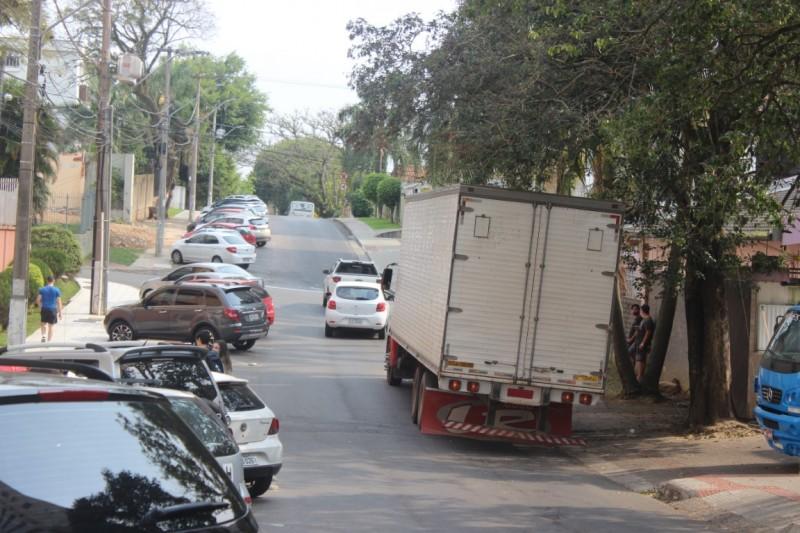 Ônibus de linha colide em caminhão estacionado em local proibido