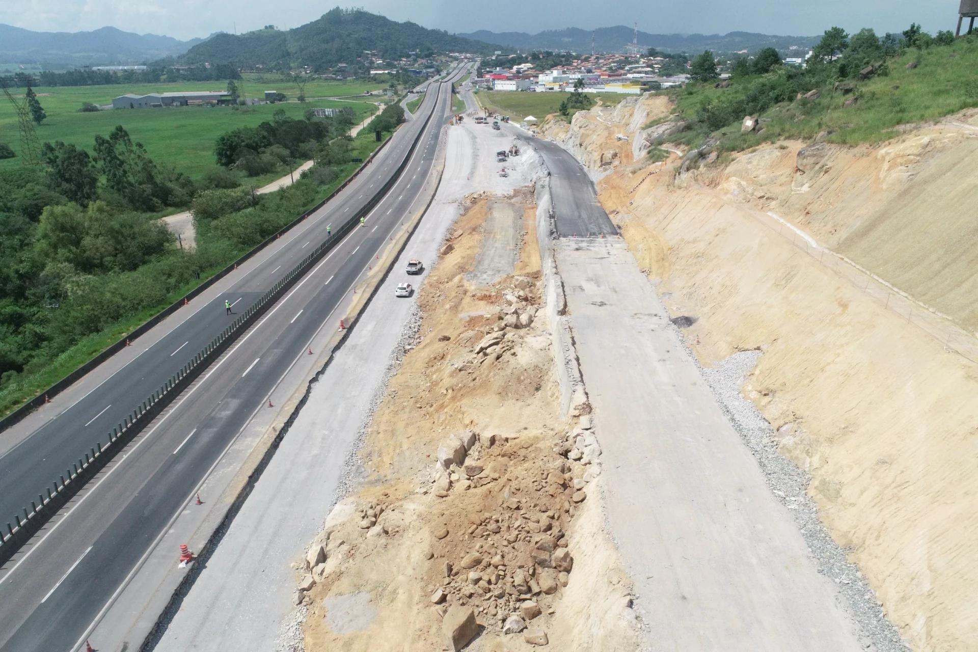 Detonação de rochas interrompe trânsito na BR-101 nesta terça-feira