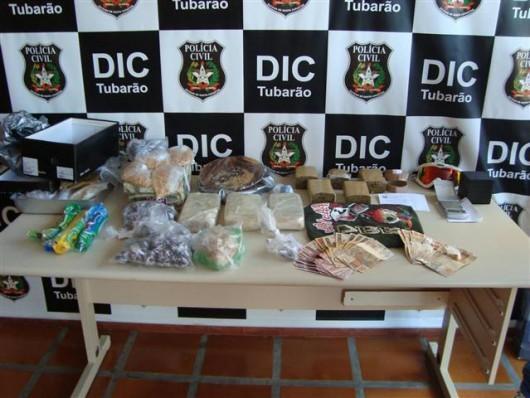 Dic de Tubarão apreende quase seis quilos de drogas entre crack e maconha