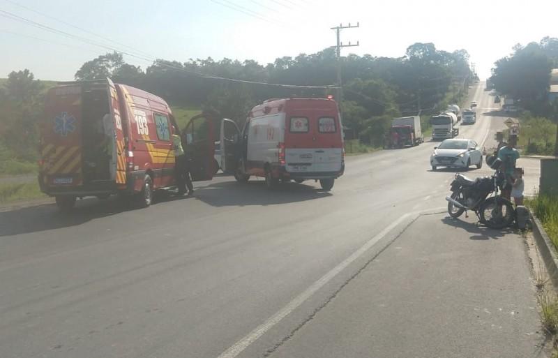 Motociclista fica gravemente ferido após colisão com caminhão em Cocal do Sul