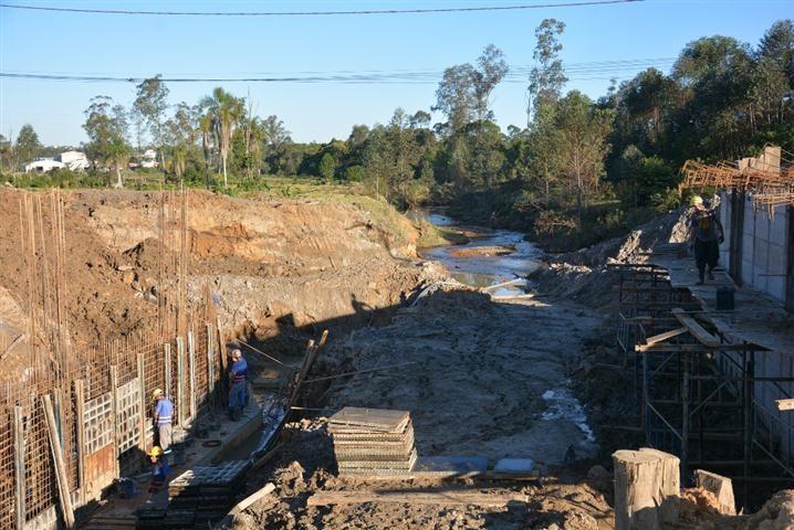Obra da construção de ponte no bairro Laranjinha continua em andamento