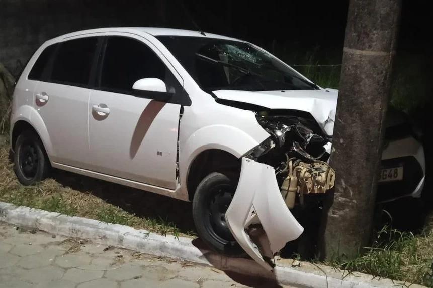 Carro colide contra poste e motorista fica ferido em Jaguaruna