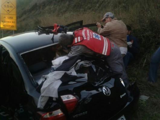 Carro sai da pista, colide em barranco e duas passageiras ficam feridas 