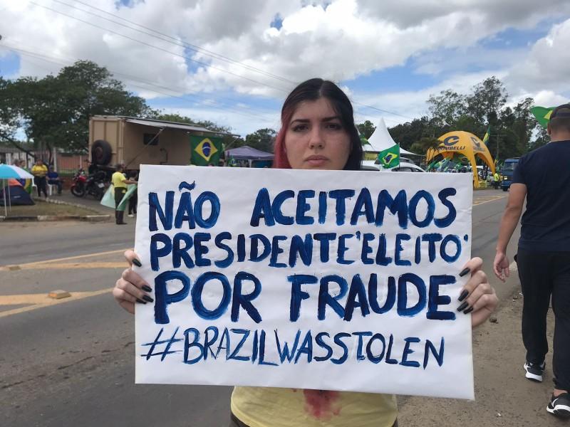 Manifestantes seguem em frente ao 28ºGAC em Criciúma