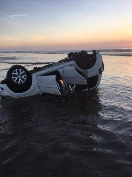 Veículo é encontrado capotado na beira-mar em Balneário Rincão