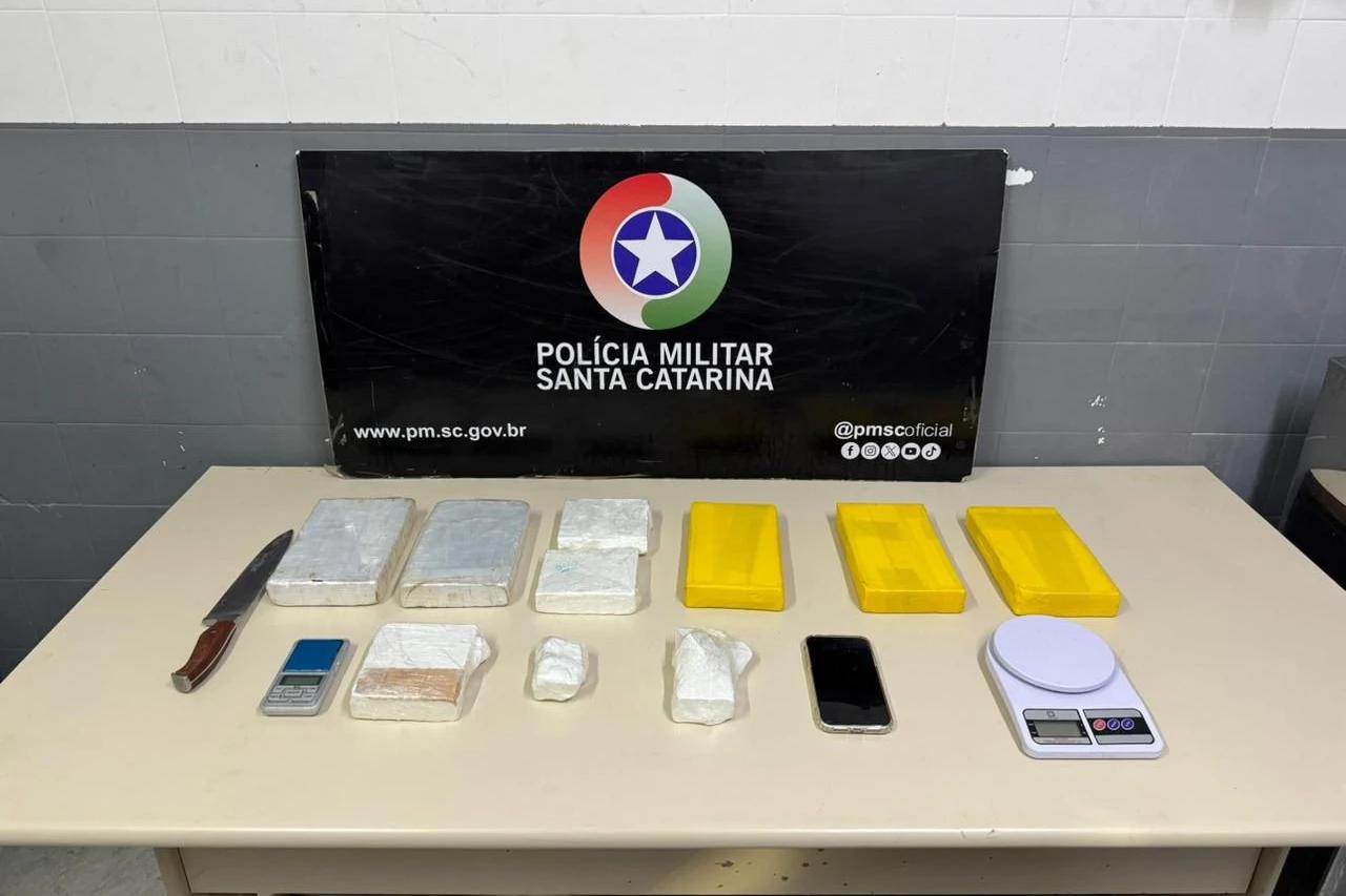 Após fuga de motorista, PM encontra sete quilos de droga em Criciúma