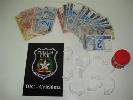Jovem é preso com petecas de cocaína
