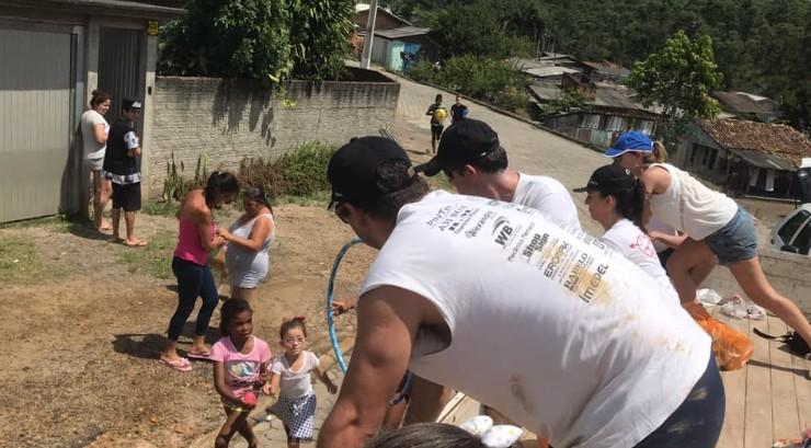 Grupo de amigos vende rifa e arrecada brinquedos para ação de natal