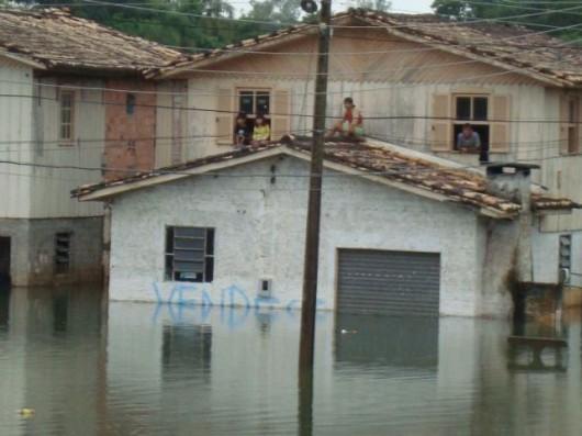 Rio transborda e deixa dezenas de desabrigados em Forquilhinha