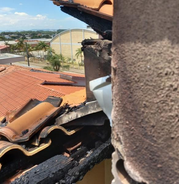 Bombeiros combatem princípio de incêndio em casa no bairro Raichaski