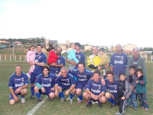Pais e filhos reunidos em torneio de futebol