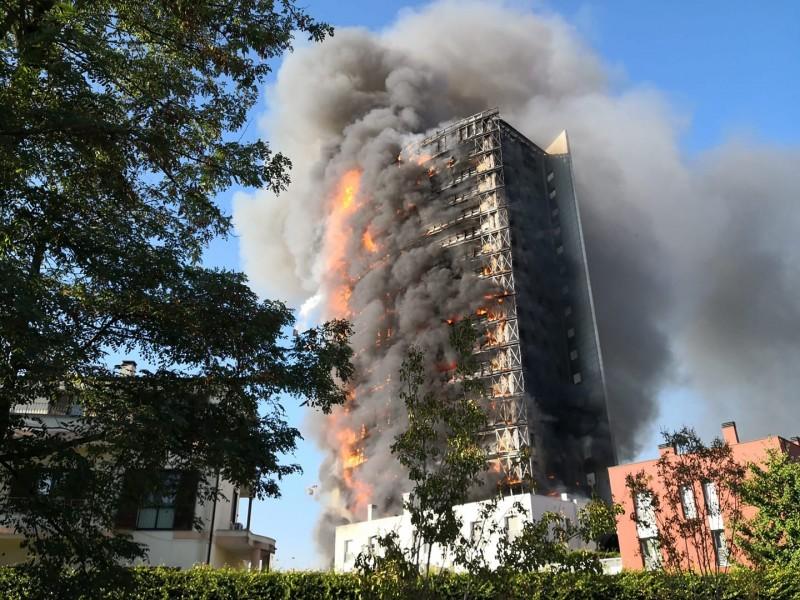 Itália: incêndio em prédio de 15 andares em Milão