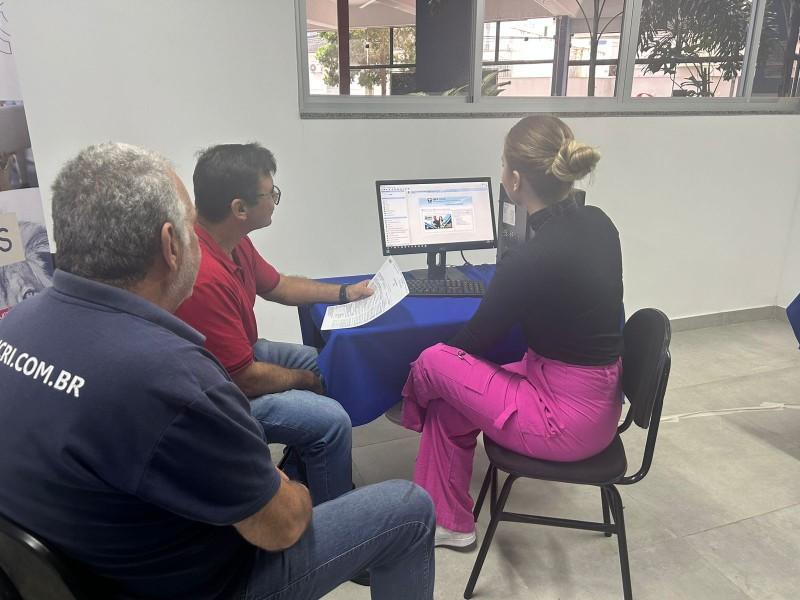 Faculdades Esucri: acadêmicos e professores orientam população sobre dúvidas do Imposto de Renda
