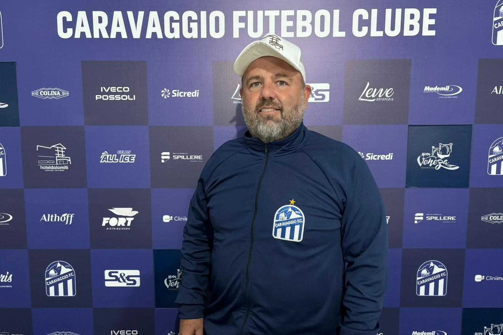 Caravaggio apresenta novo preparador físico