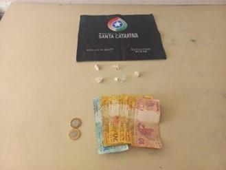 Adolescente de 14 anos é apreendido com pedras de crack em Araranguá
