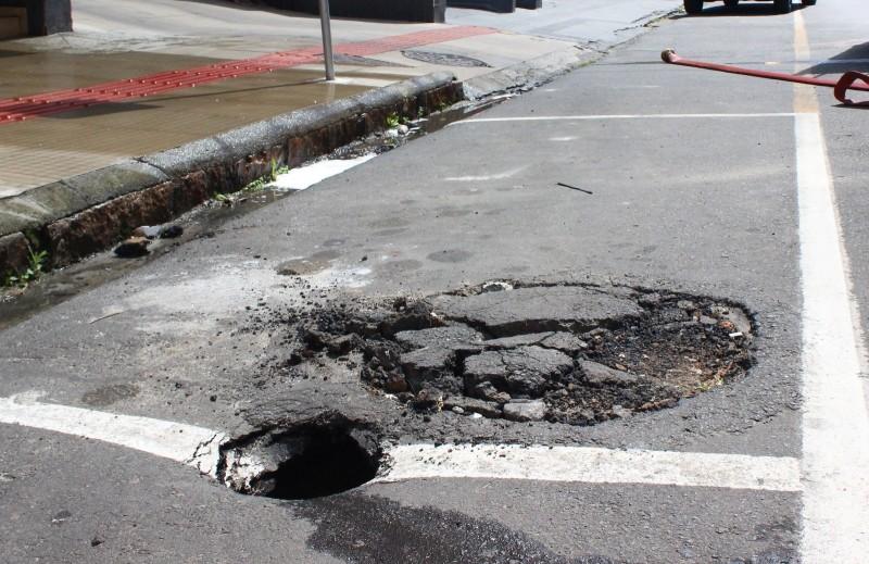 Comerciante reclama de buraco aberto no Centro de Criciúma e pede solução para o problema