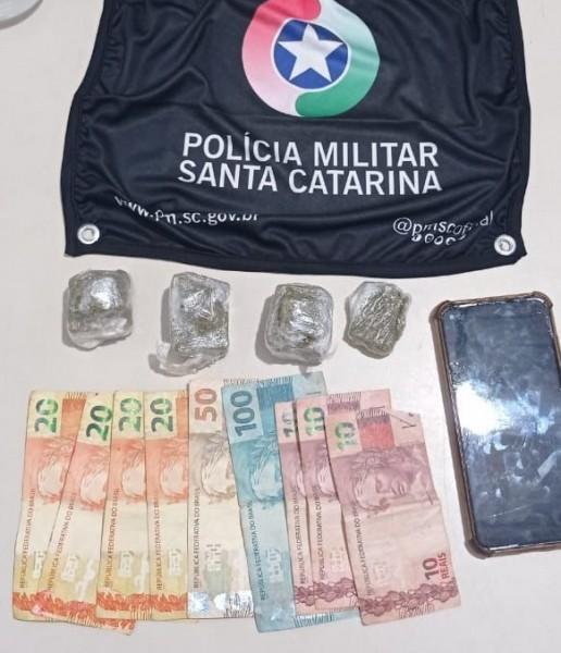 Dupla é presa por tráfico de drogas no bairro Santo Antônio