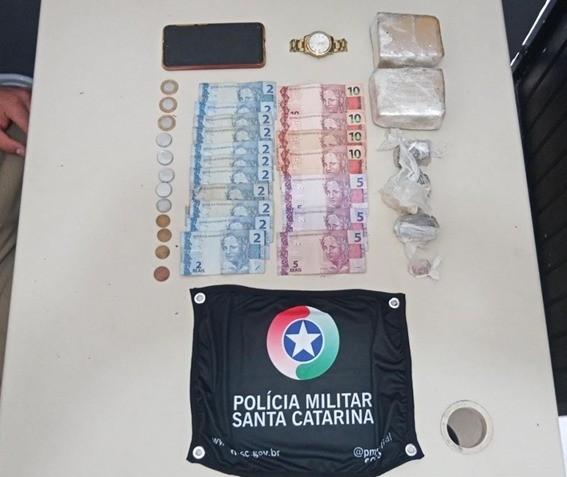 Polícia Militar prende mulher por tráfico de drogas no Renascer