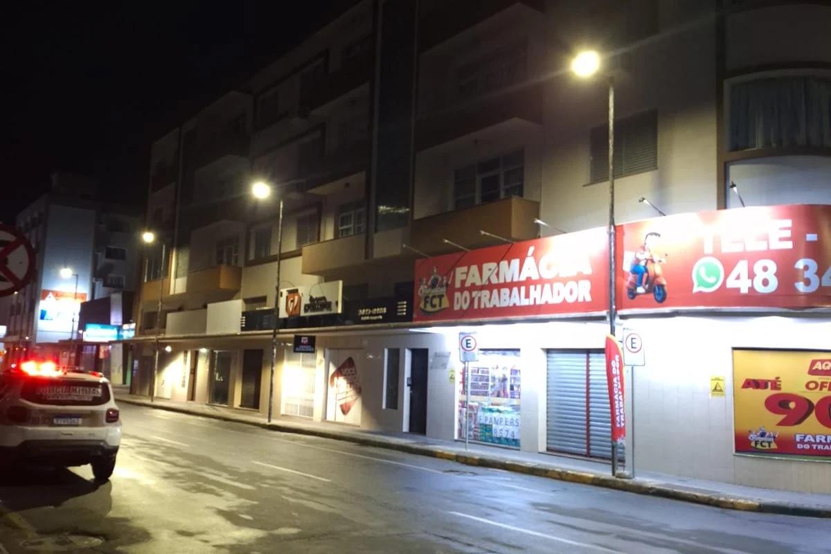 Homem é preso após furtar fios de energia de prédio no Centro de Criciúma